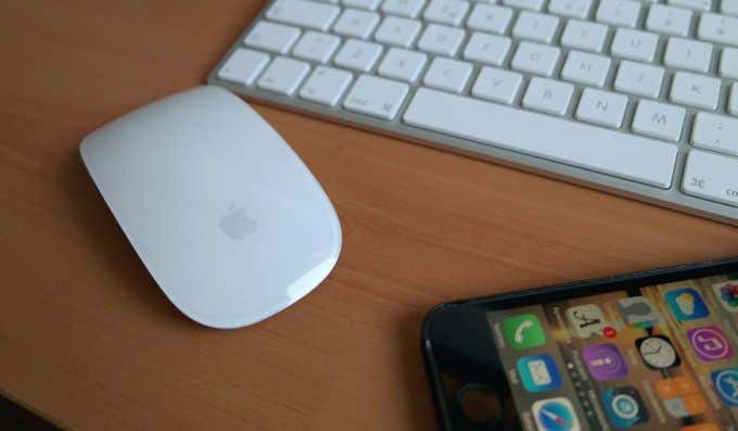 Teclado, mouse y iPhone de Apple