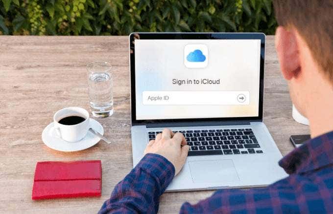 Alguien iniciando sesión en iCloud en una computadora portátil