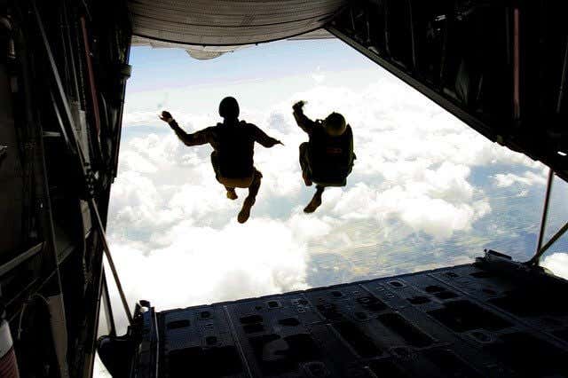 Dos personas saltando del avión