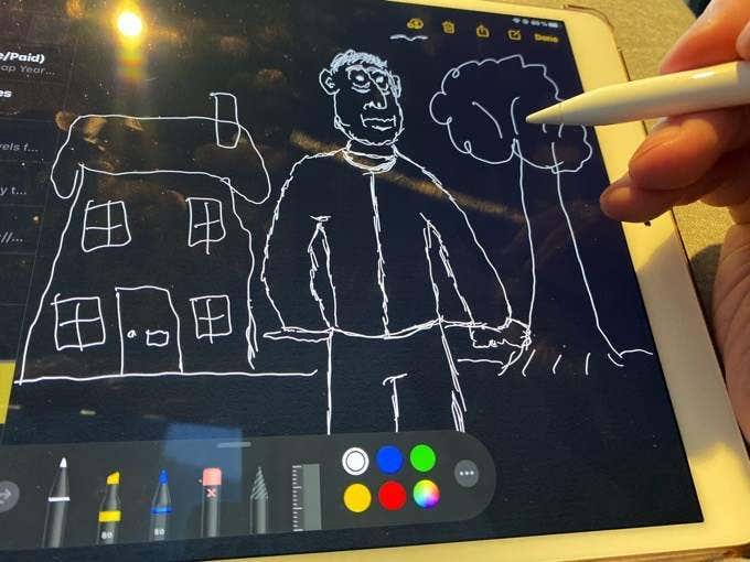 Alguien está dibujando con un Apple Pencil.