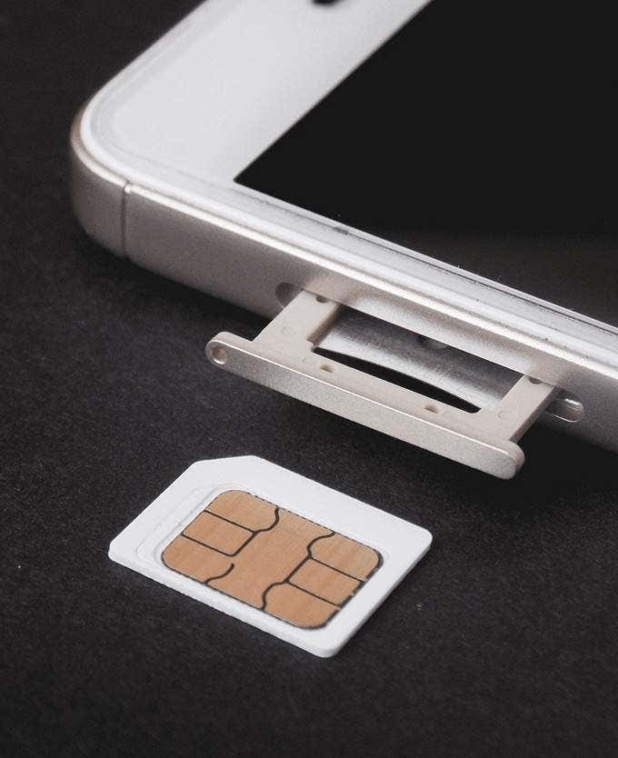 iPhone con tarjeta SIM extraída