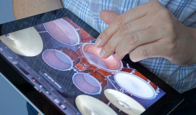 Alguien tocando una batería virtual en un iPad
