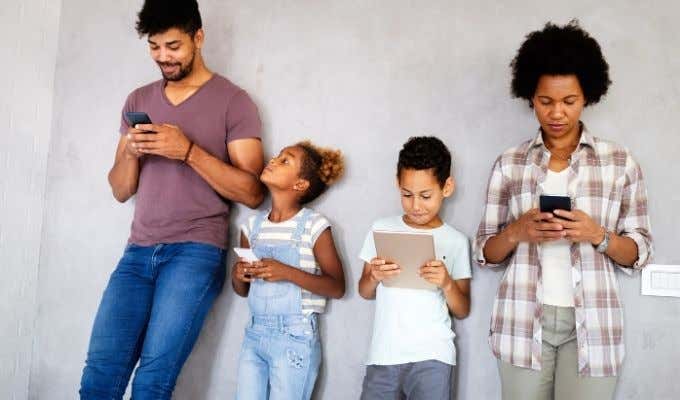 Una familia con sus diferentes dispositivos Mac