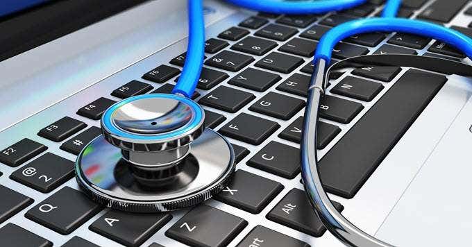 Computadora portátil Mac con un estetoscopio en el teclado