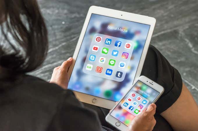 Alguien con un iPhone y un iPad