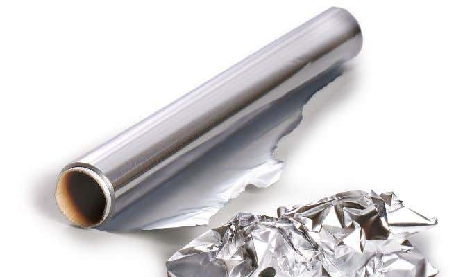 Un rollo de papel de aluminio