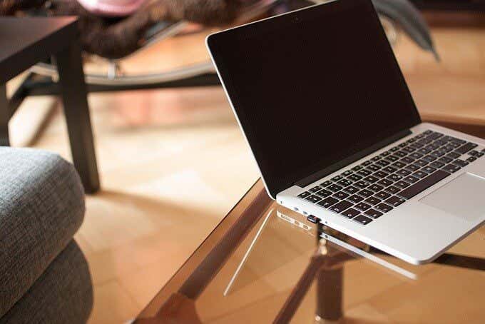 Portátil Mac sobre una mesa de cristal