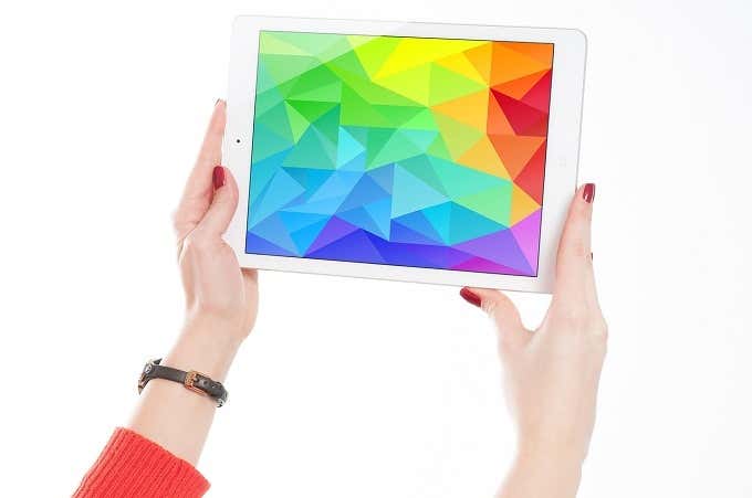 iPad con un mosaico de colores en la pantalla