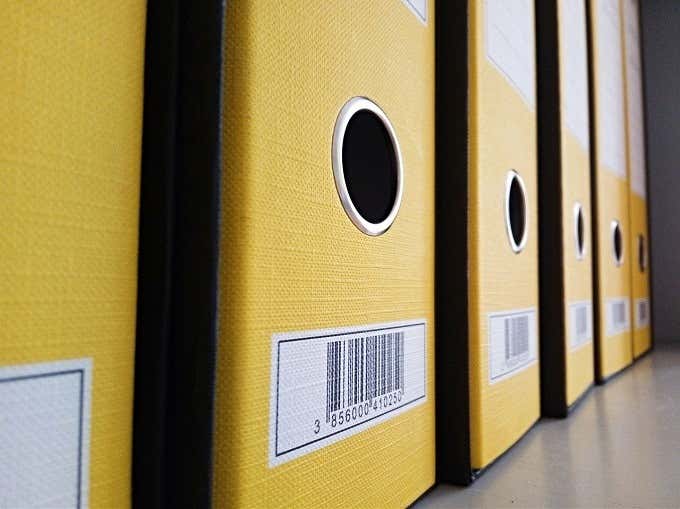 Varias cajas amarillas para documentos