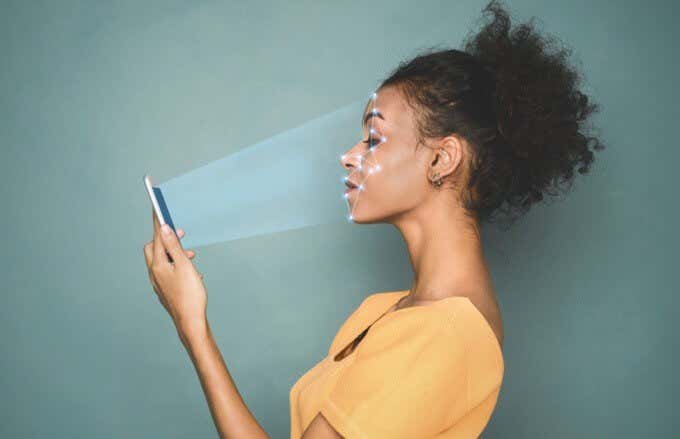 Alguien que usa Face ID con un iPhone