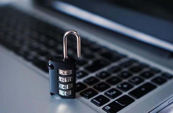Candado sentado en una computadora portátil