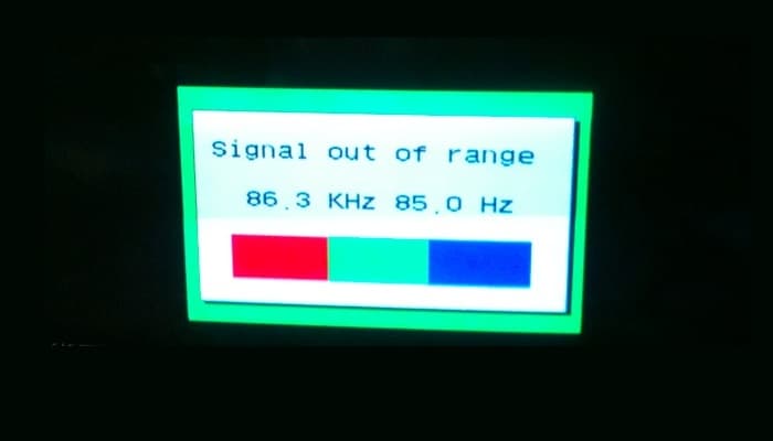 ¿Cómo corregir una señal de entrada fuera de rango en el monitor?
