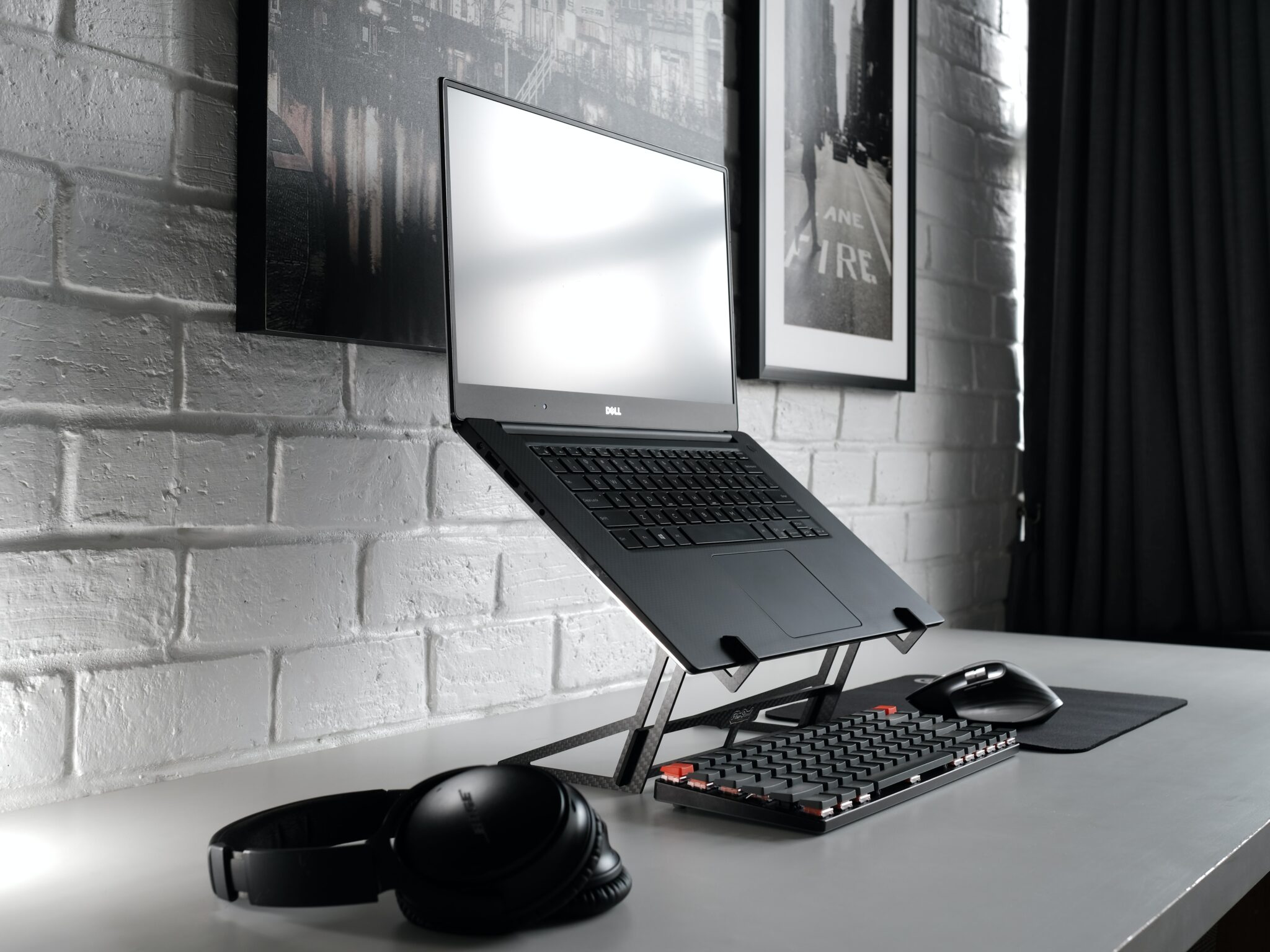 un soporte para computadora portátil bien ventilado y una configuración para juegos. Cómo probar la fuente de alimentación con multímetro
