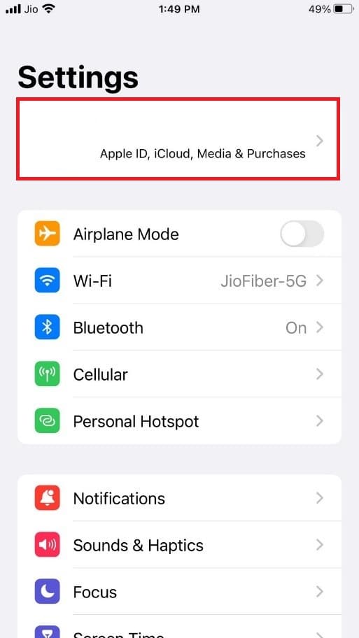 En la parte superior de la pantalla, toque la ID de Apple