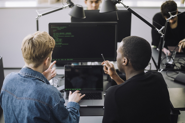 dos programadores usando unidades rem en css
