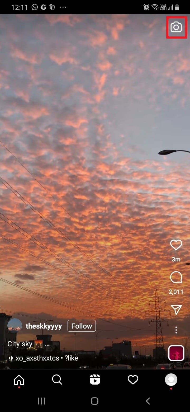 .  Toca el ícono de Carretes, seguido del ícono de la cámara |  editar título de Instagram Reel