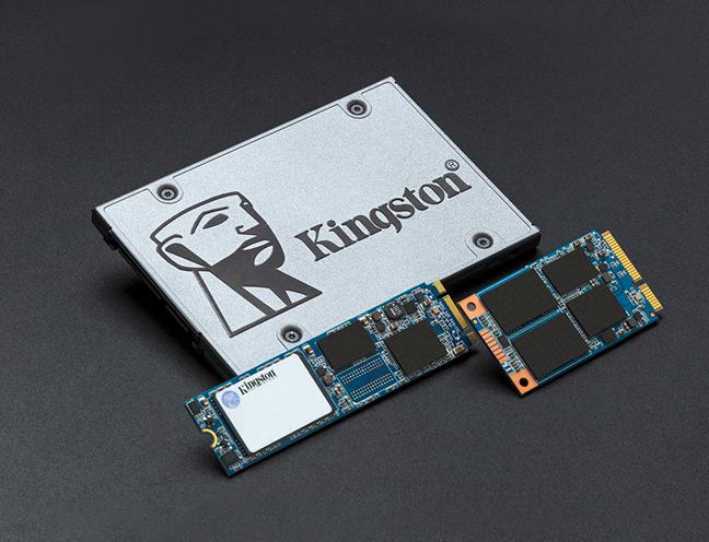 Unidades SSD NVMe y SATA de Kingston una al lado de la otra