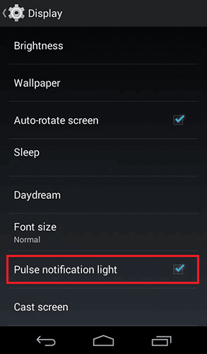 ubique y toque la opción Luz de notificación de pulso para marcar la casilla y encender la luz LED en su Moto E