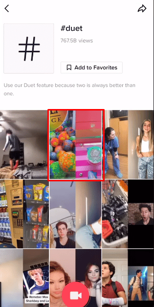 Puede hacer clic en cualquiera de los videos con los que desea hacer un dúo y simplemente hacer clic en él para grabar un dúo.  |  Cómo ver duetos en TikTok