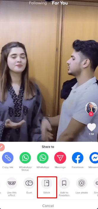 Ahora haga clic en cualquier video que desee agregar a su video usando la función Stitch.  Para lo cual debe tocar el ícono de compartir y luego la opción Stitch en el menú de compartir.  |  ver duetos de otro creador