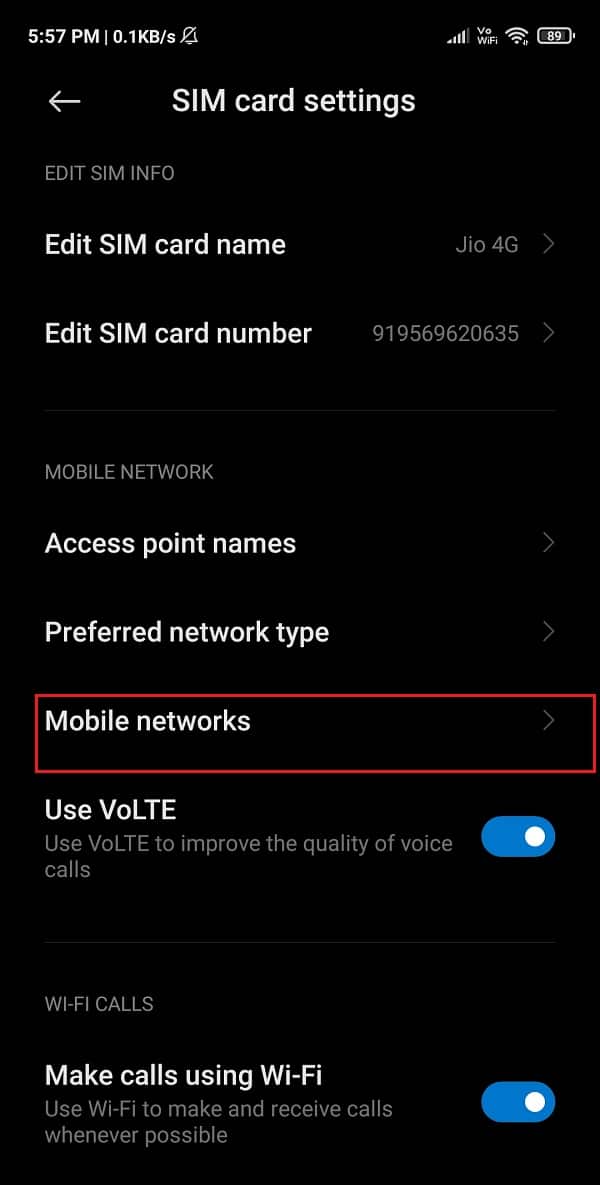 Desplácese hacia abajo y vaya a la configuración de su SIM o a la sección Celular