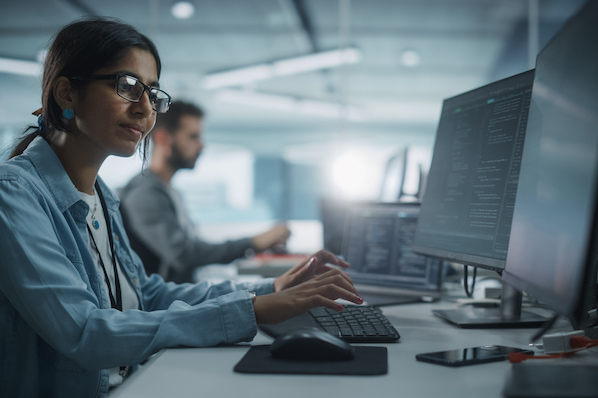 una persona que usa la API de Google en una computadora en la oficina