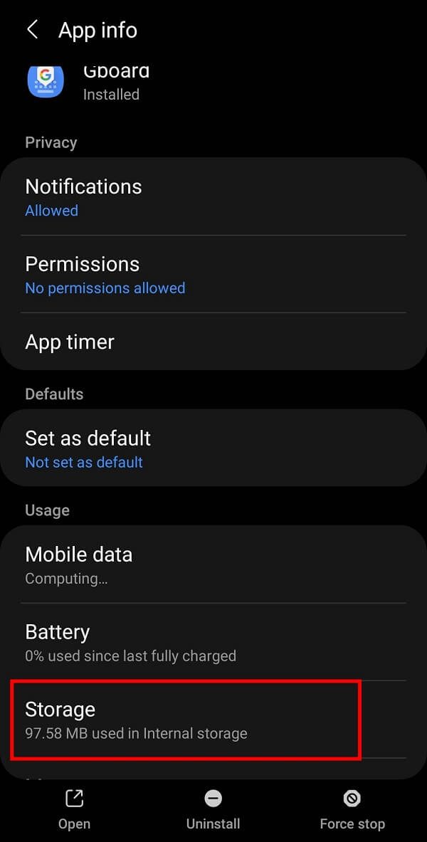 busque y seleccione Gboard de la lista de aplicaciones instaladas en su teléfono inteligente. Toque la opción Almacenamiento.