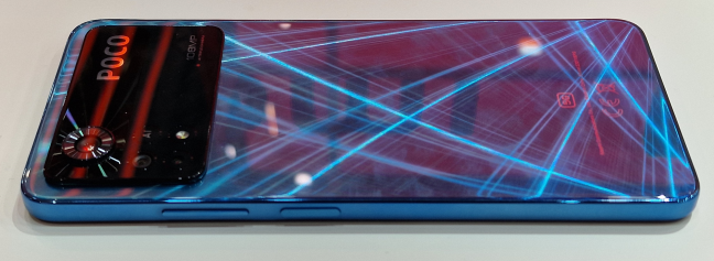 El golpe de la cámara en el POCO X4 Pro 5G llama la atención de inmediato