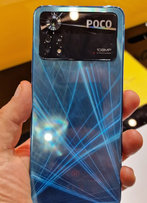 El POCO X4 Pro 5G es bastante grande y pesado