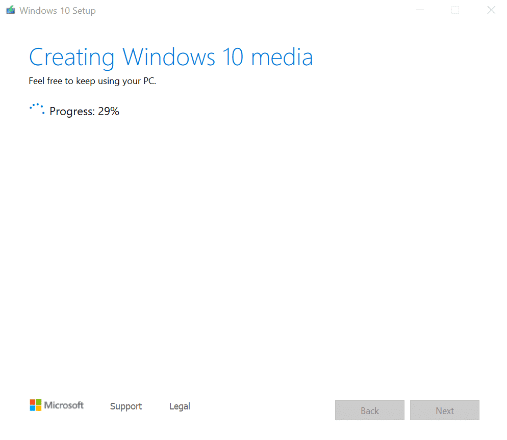 La herramienta de creación de medios comenzará automáticamente a crear la instalación de Windows 10