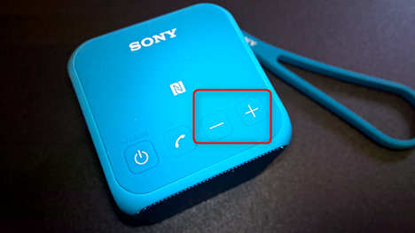 Los botones de volumen en Sony SRS-X11