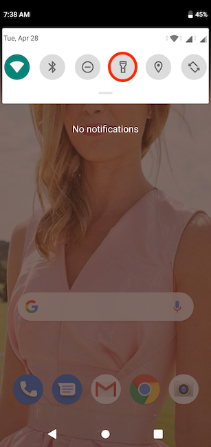 El botón Linterna en la vista compacta de Configuración rápida