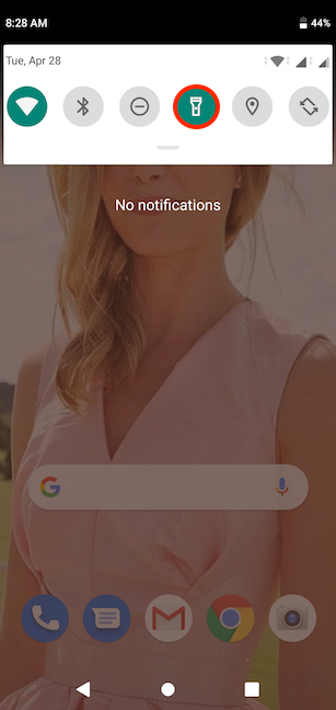 El icono de la linterna tiene un color diferente cuando activas la opción
