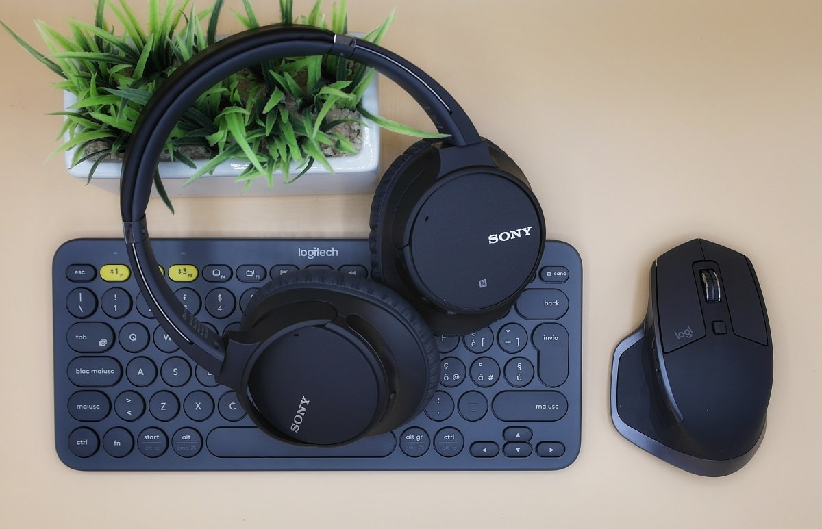 periféricos de computadora teclado, mouse y auriculares