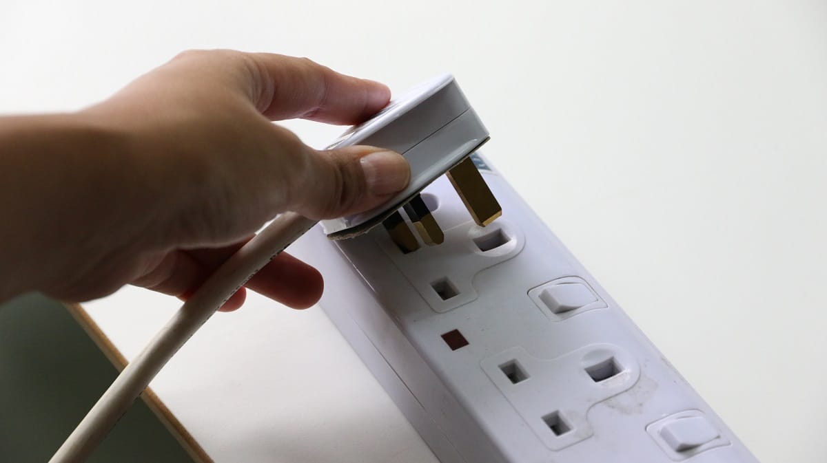 desconecte el cable de alimentación o el cable.  Arreglar PC enciende pero no muestra 