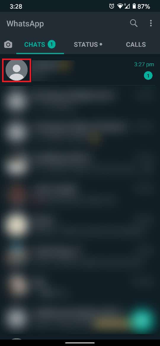 Abre WhatsApp y toca el PD de la persona cuyo estado de actividad quieres consultar.