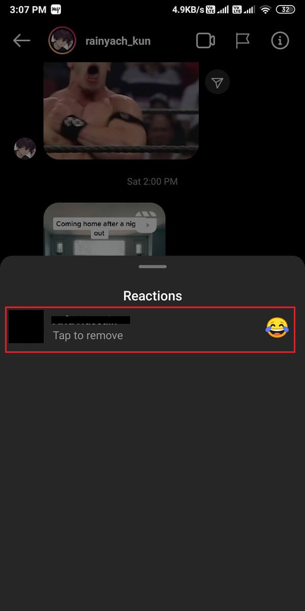 toca el emoji y selecciona 'tocar para eliminar'. Esto eliminará tu reacción emoji de la imagen.