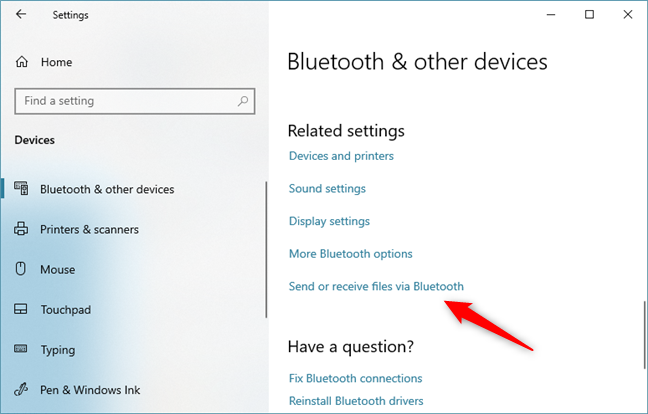 El enlace Enviar o recibir archivos a través de Bluetooth desde Windows 10