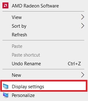 Haga clic derecho en el área de su escritorio y haga clic en Configuración de pantalla.  Cómo verificar el modelo del monitor en Windows 10