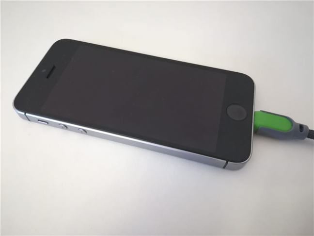 iPhone SE conectado al ordenador con el cable Lightning