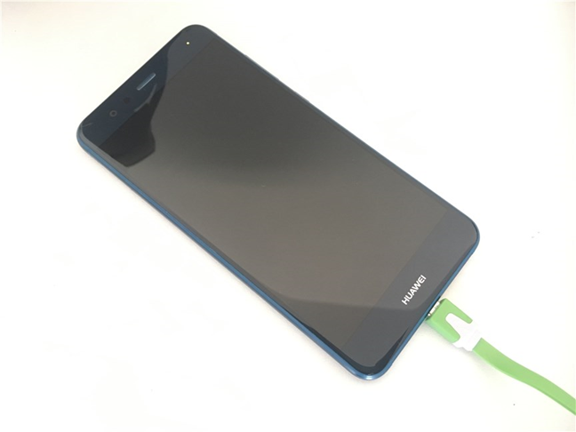 Smartfon z Androidem podłączony do kabla USB