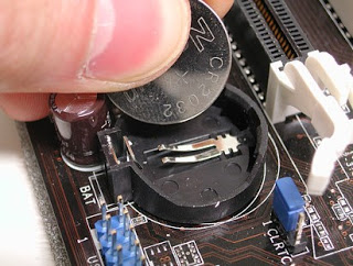 Retire la batería CMOS