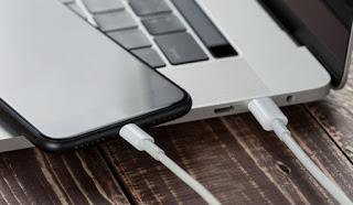 computadora con teléfono inteligente