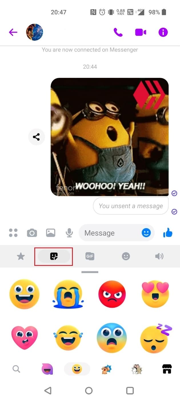 Toca el icono de la pegatina en la parte superior.