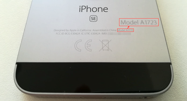 El número de modelo grabado en la parte posterior de un iPhone SE antiguo