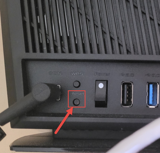 Use el botón Restablecer en la parte posterior de su enrutador ASUS