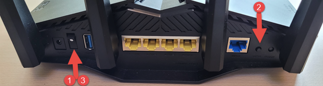 Cómo hacer un restablecimiento completo de un enrutador ASUS Wi-Fi 6