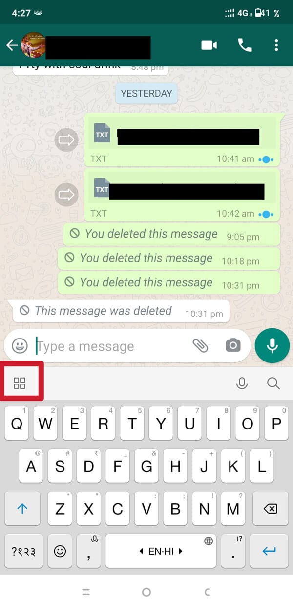 Ahora, abre tu chat de WhatsApp.  Toque el símbolo de cuatro casillas, que se encuentra en el lado izquierdo, justo encima del teclado.