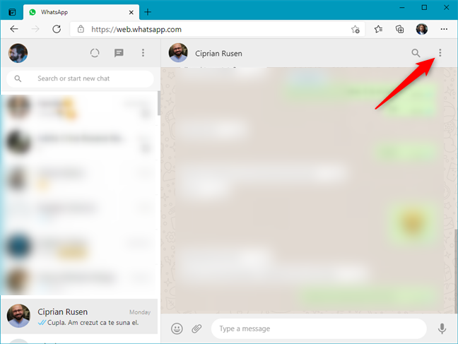 El botón de menú en un chat de WhatsApp