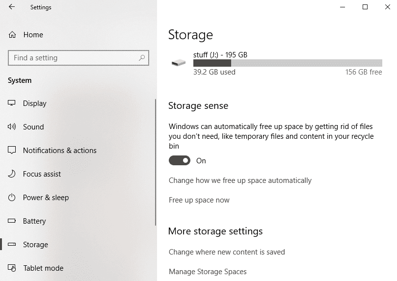 Seleccione Almacenamiento en el panel izquierdo y desplácese hacia abajo hasta Storage Sense